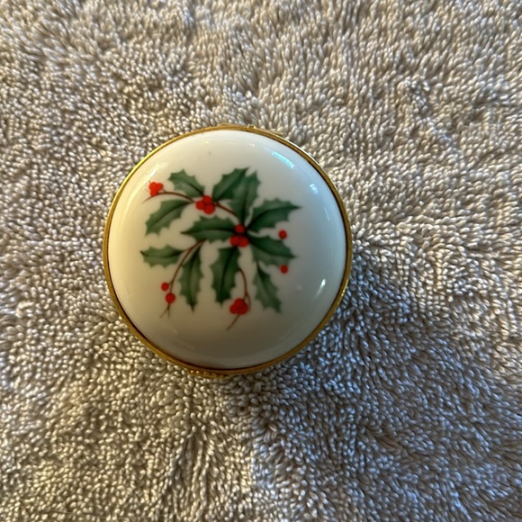 Small Lenox holiday trinket box - Picture 2 of 4